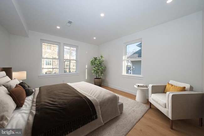 Building Photo - 314 N Essex Ave