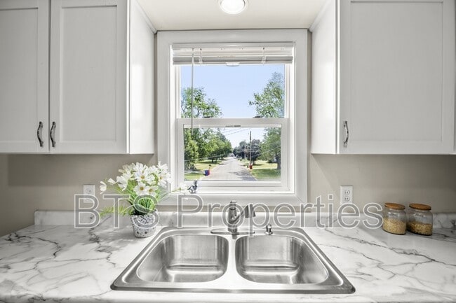 Building Photo - 305 N Pleasant View St