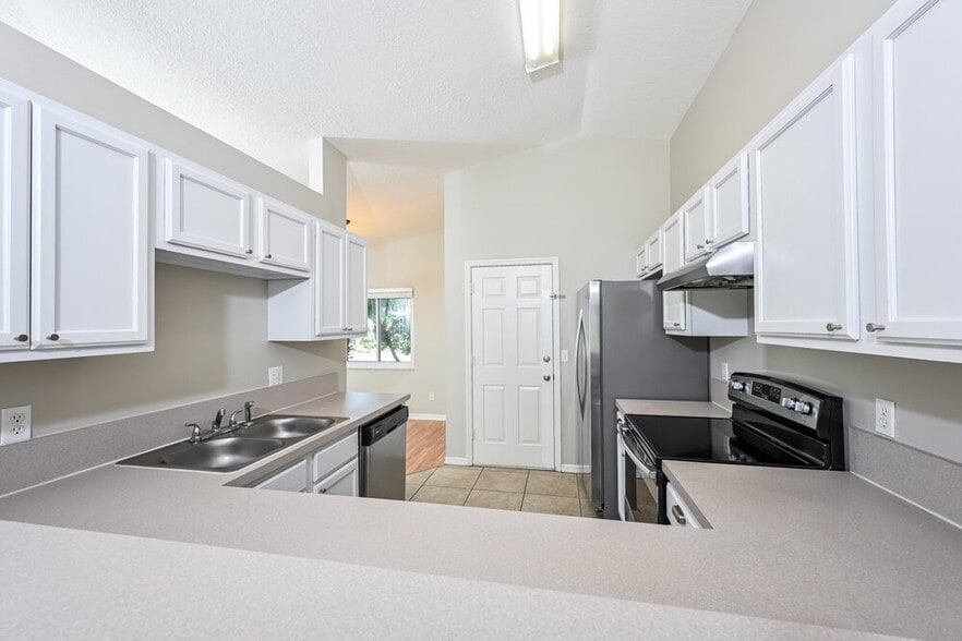 Building Photo - 1323 Hillview Dr