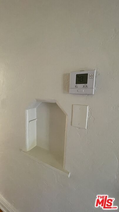 Building Photo - 444 N Sycamore Ave