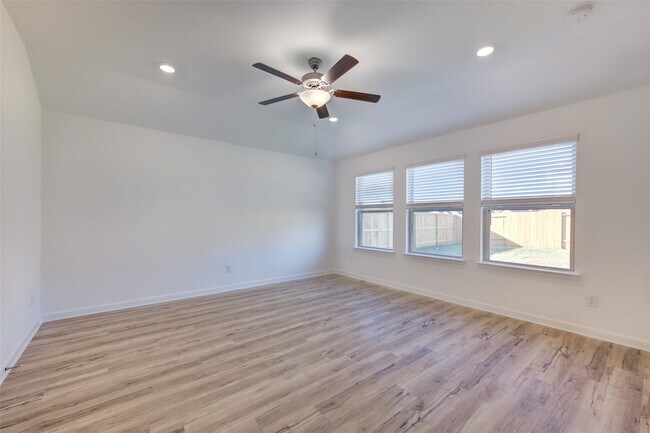 Building Photo - 3330 Meadknoll Ln