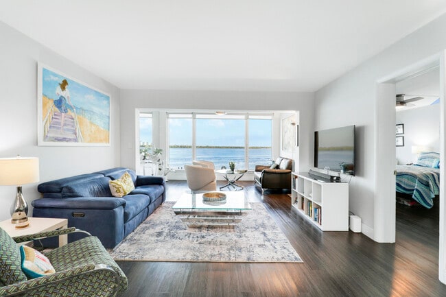 Building Photo - 52 Yacht Club Dr