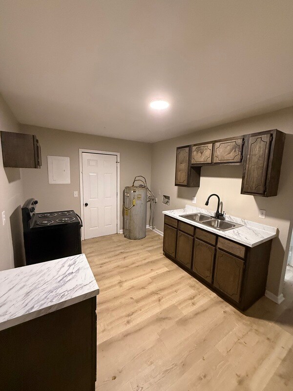 Building Photo - 1108 Railroad St