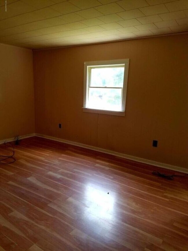 Building Photo - 1 Bedroom Freshly Painted Apartment with Bonus Room On Route 390 In Canadensis