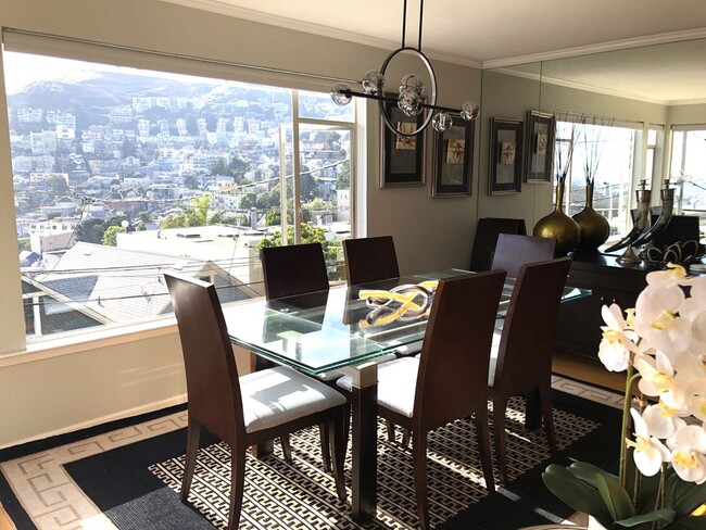 Building Photo - Elegant & Expansive Furnished 3 Bedroom/2 ...
