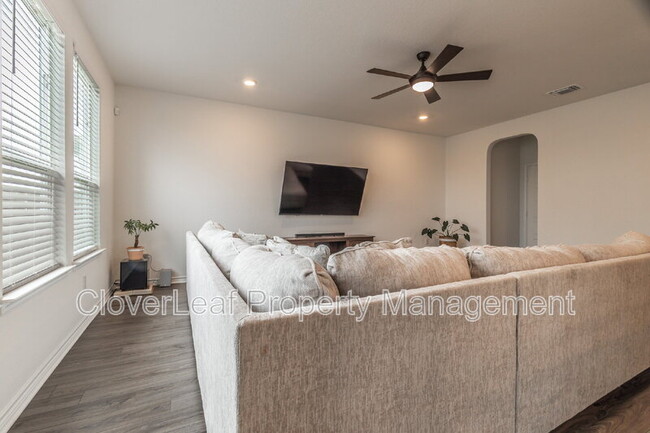 Building Photo - 302 Colonial Blf
