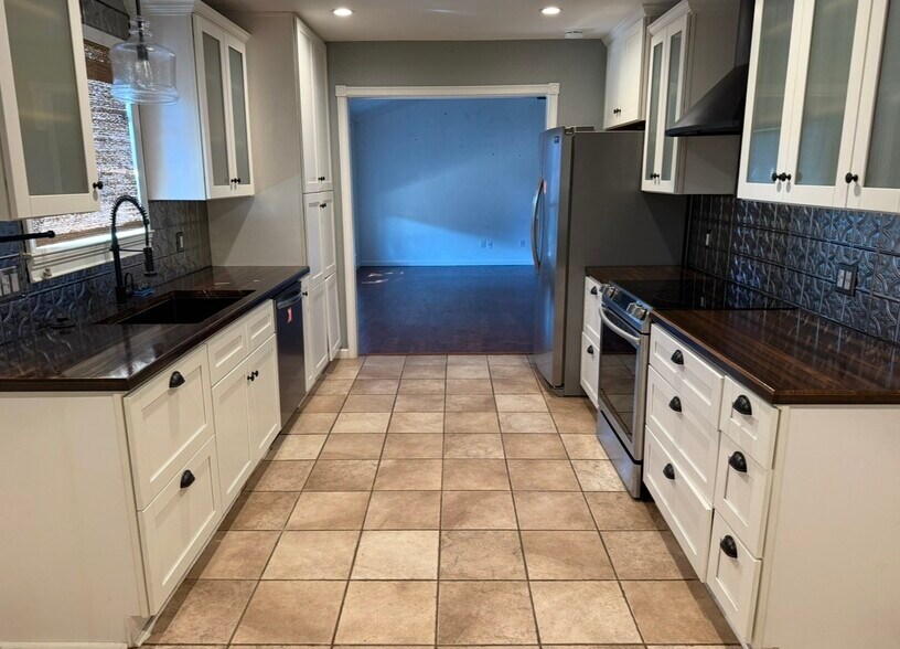Building Photo - 6301 Glen Knoll Dr