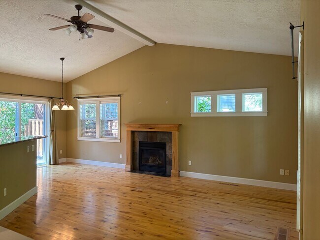 Building Photo - 3 Bed 2 Bath Single level - Fenced Yard-No...