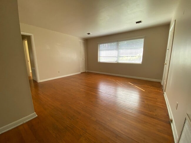 Building Photo - 1215 Buckingham Dr