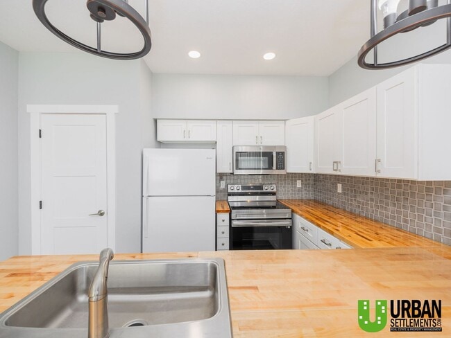 Building Photo - Bright 2 Bedroom Condo in Beautiful Libert...