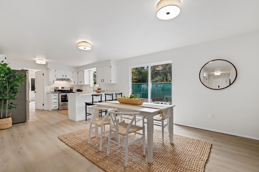 Dining room - 3601 NE 145th St