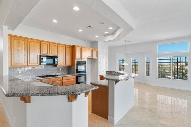Building Photo - 4 bed, 2.5 bath single-story home in the g...