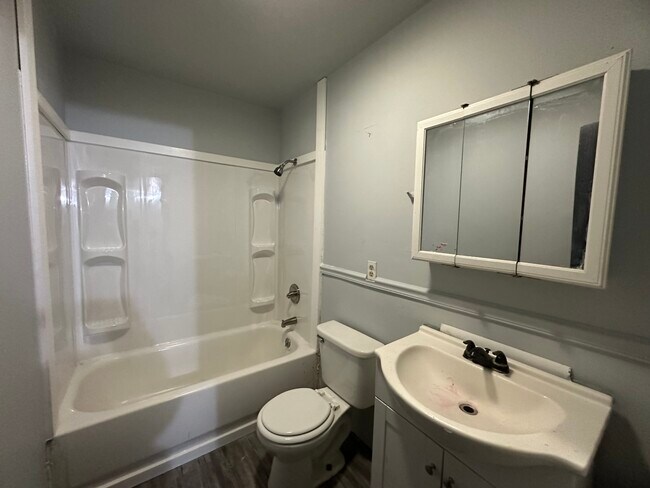 Building Photo - 802 Knollcrest Dr