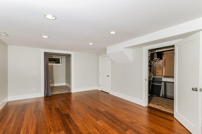 Building Photo - Updated Ravenna 4 Bed / 2 Bath Home