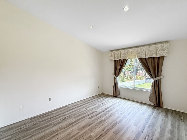 Building Photo - Beautiful 3B/2BA House w/ Attached Garage ...