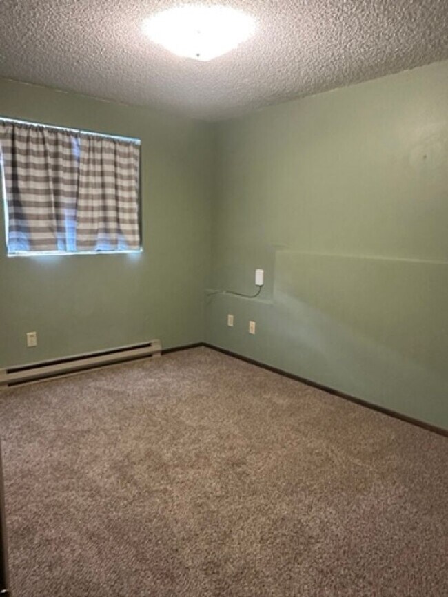Building Photo - 4979-823/825 2nd St Duplex