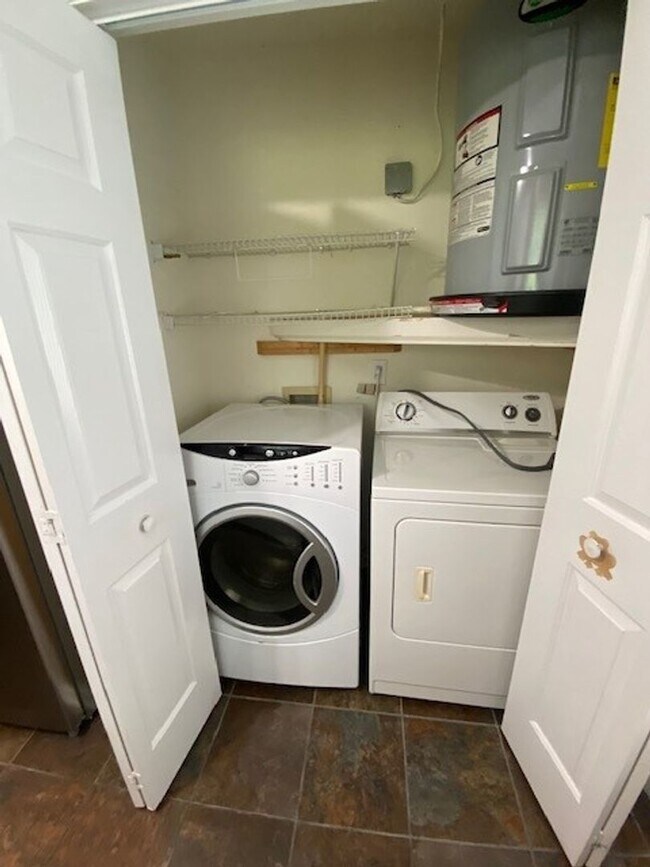 Building Photo - Welcome to this stunning 3-bedroom, 2-bath...