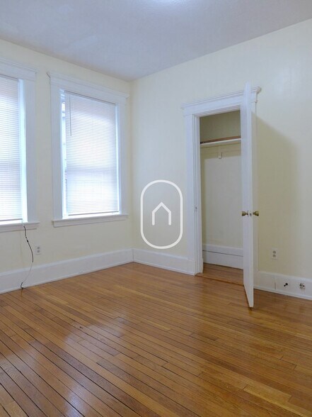 Building Photo - 458 Park Dr