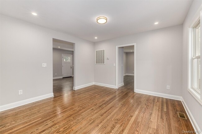 Building Photo - 479 Woodbury Rd