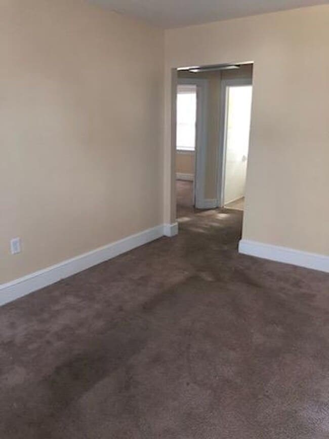 Building Photo - 2 bedroom home