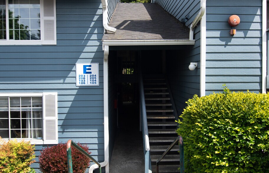 Building Photo - 16817 Larch Way