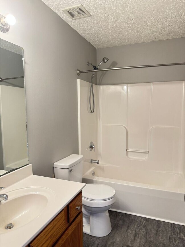 Building Photo - Almost 2000 sq.ft! Super Nice & Clean! 3 B...