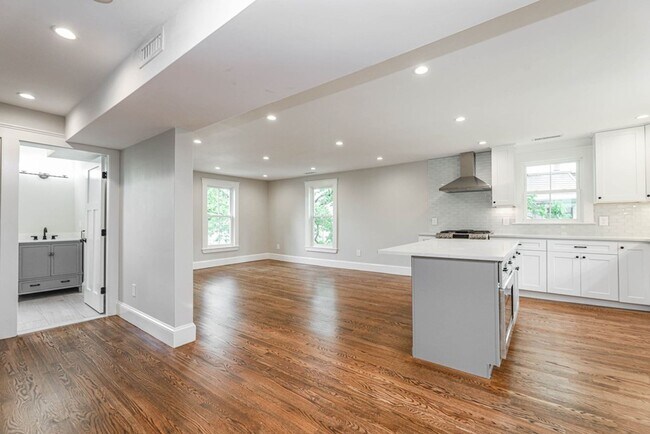 Building Photo - Modern 4bed 3 Bath with 3 parking