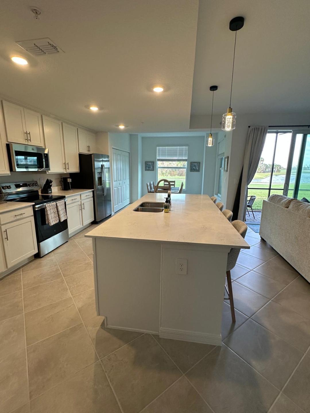 Quartz Counter - 17475 Opal Sand Dr