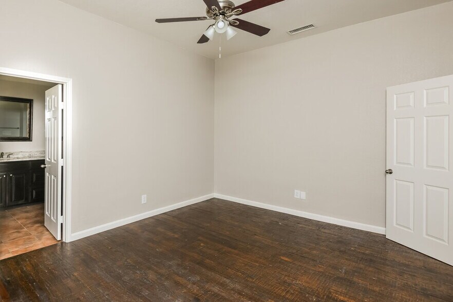 Building Photo - 5900 Ravenya St