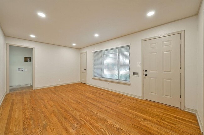 Building Photo - 2312 N Warren Ave