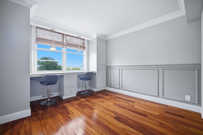 Building Photo - 2901 S Palm Aire Dr