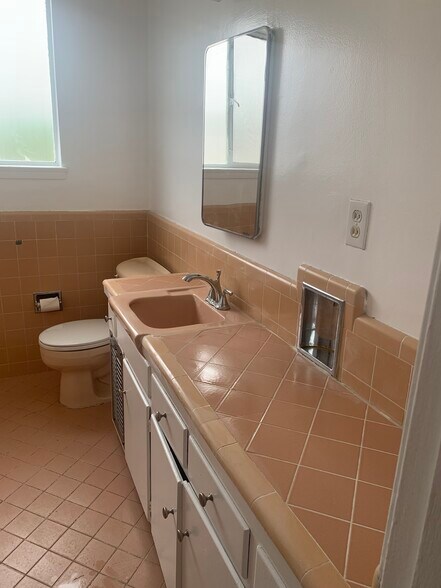 Building Photo - 144 S Bedford Dr