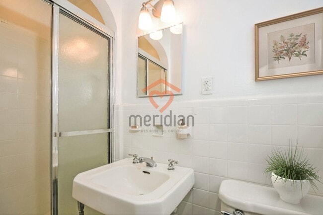 Building Photo - 3 bed / 2 bath home ~ Available October 2025