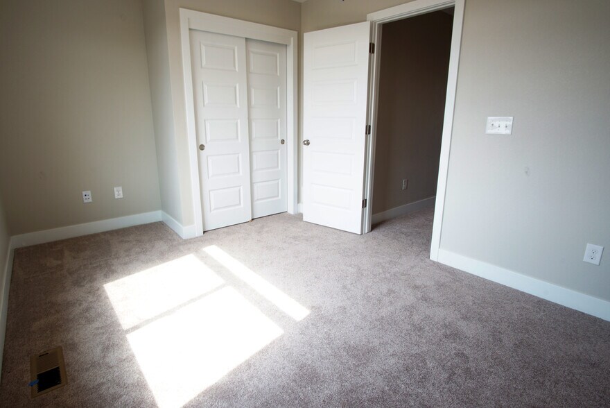 Bedroom #2, 11'-8" x 9'-7" - 2541 Moline St
