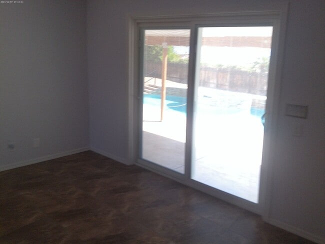 Building Photo - Pool Home 3 bedroom 2 bathroom Long term