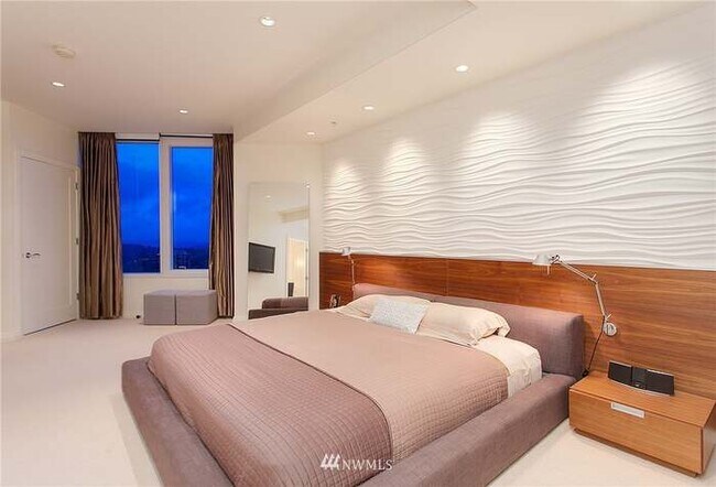 Building Photo - 10700 NE 4th St