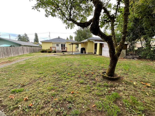 Building Photo - Great 2 Bedroom 1 Bath Home Near the Heart of Shelton