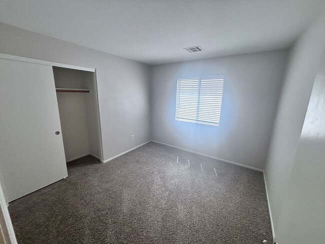 Building Photo - GREAT SINGLE STORY WITH 3 BEDS & 2 BATHS IN GATED COMMUNITY!