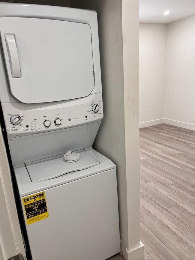 Building Photo - 852 SW 13th Ave