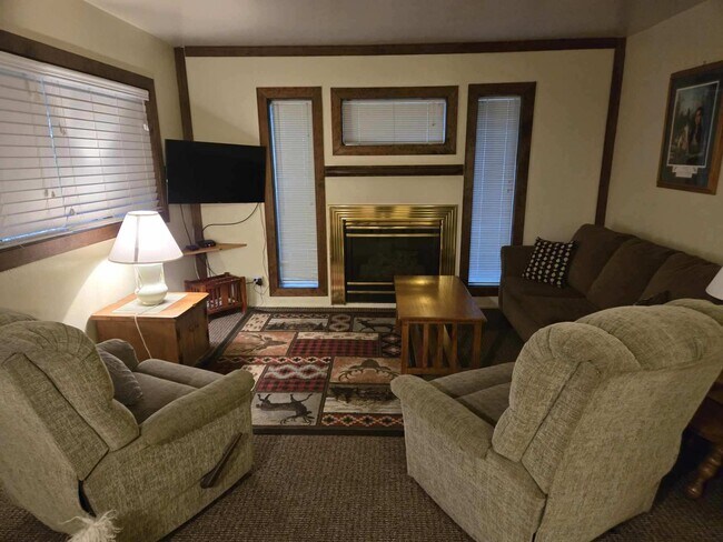 Building Photo - 165 E White Mountain Blvd