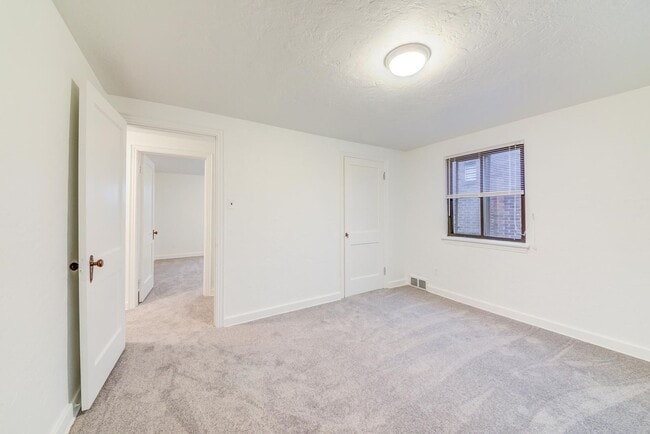 Building Photo - Amazing 3 bedroom home in South side available May 1!