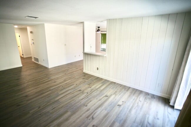 Building Photo - 3br, 2ba in a Great Family Neighborhood Av...