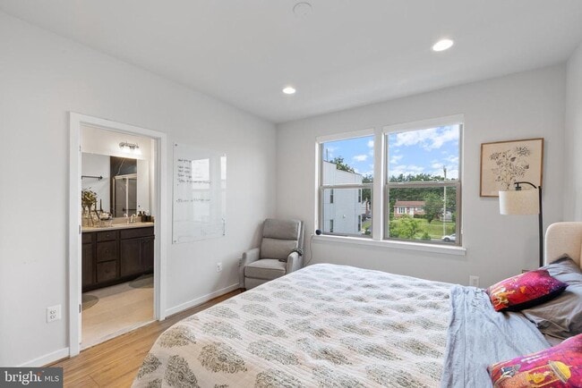 Building Photo - 5056 Oakmoore Dr