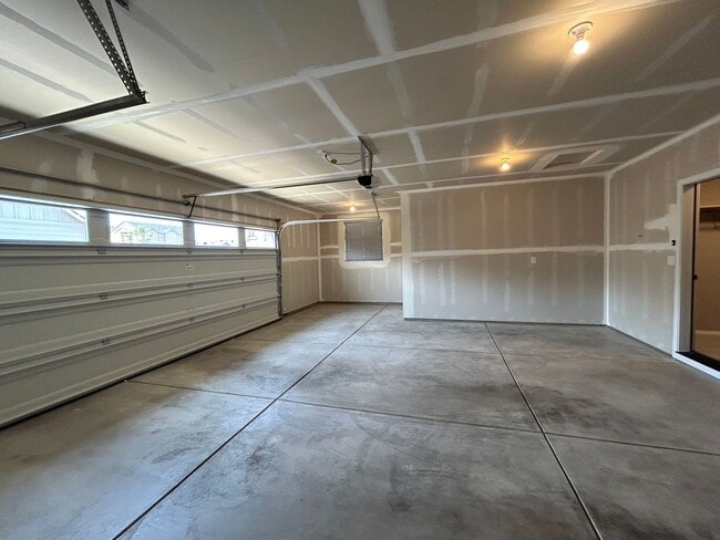 Building Photo - Newer 3 Bedroom / 2 Bathroom Home In NW Re...