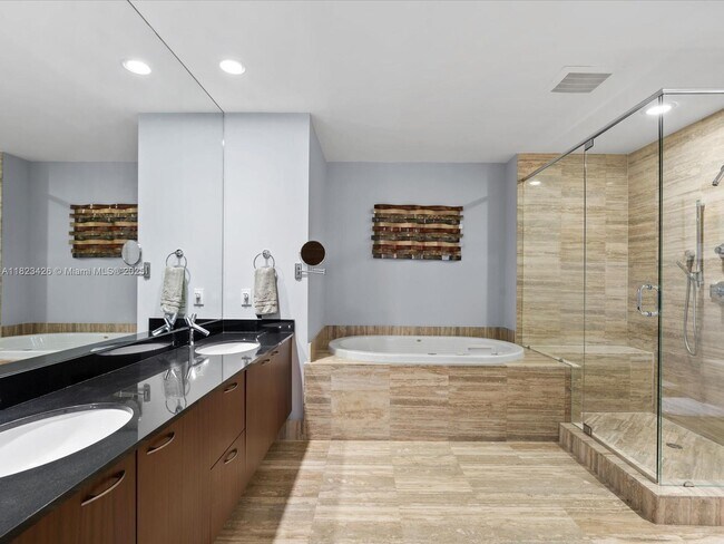Building Photo - 15901 Collins Ave