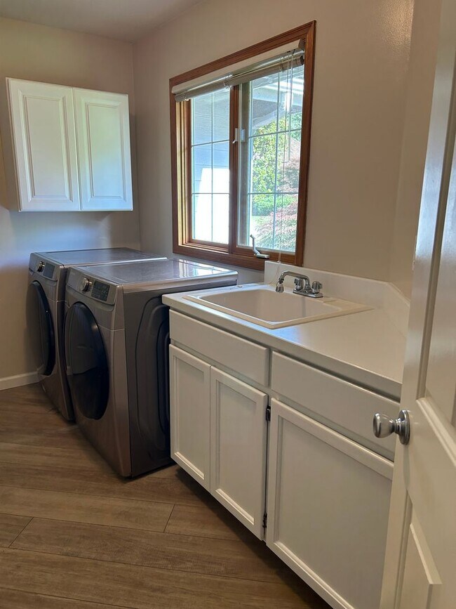 Building Photo - 3bd/2.5ba Redmond Home