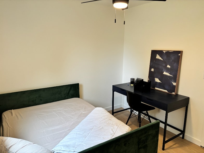 Building Photo - 1095 Calle Jazmin