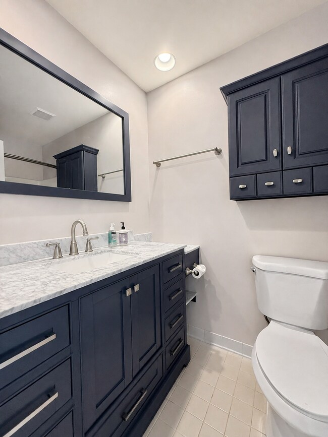 Building Photo - 252 Crescent Dr