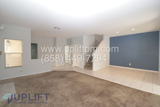 Building Photo - 4 Bed 2.5 Bath Townhouse in Oceanside AVAILABLE NOW!