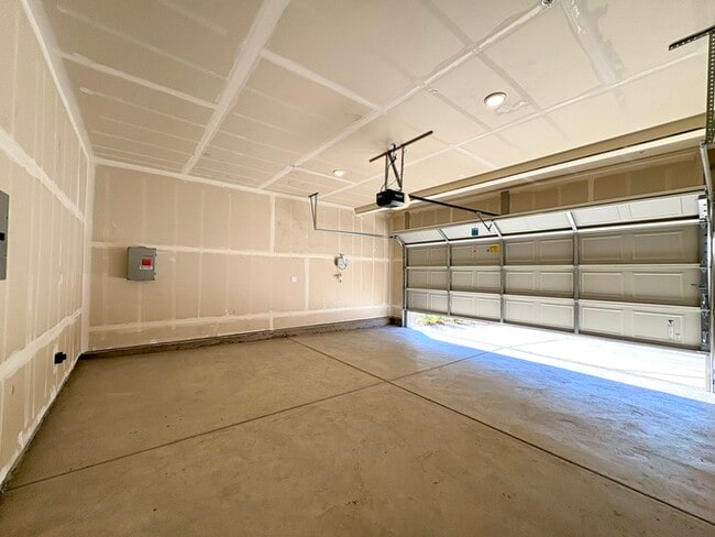 Building Photo - Beautiful Brand New SOLAR 3 bedroom 2.5 Bathroom Just Built in Lincoln CA!